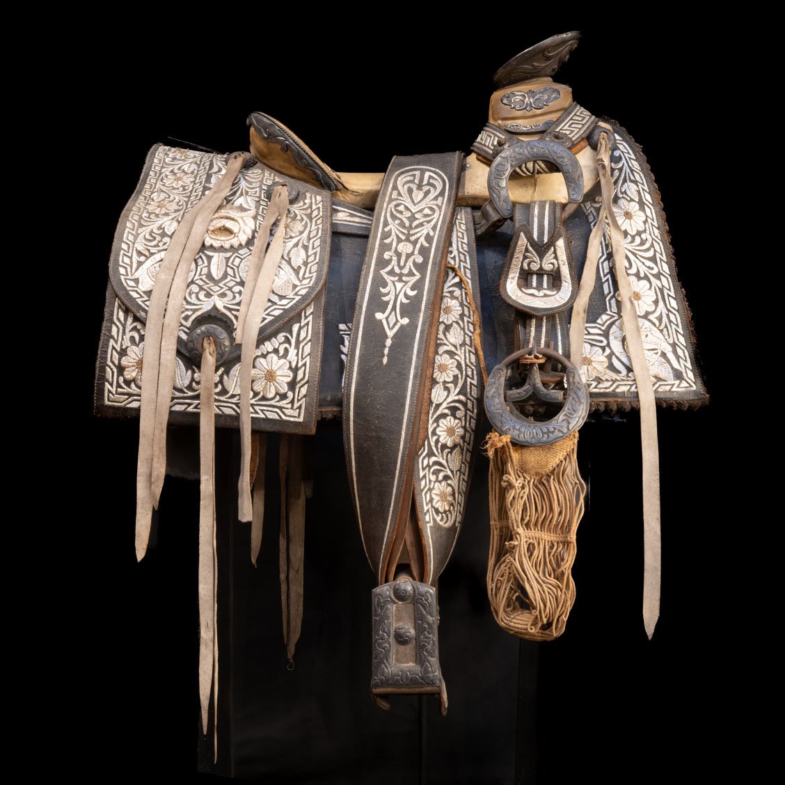 MUSEO-DE-LA-CHARRERIA-SILLA-CHARRA-DE-GRAN-GALA-BORDADA-EN-HILO-DE-PLATA-Y-ORO-1929